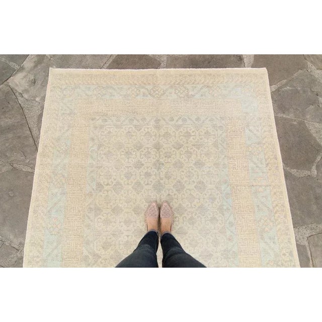 1980s Contemporary Allover Geometric Floral Champagne & Mint Wool Low Pile Hand-Knotted Rug - 6’1” x 9’8” For Sale - Image 4 of 10