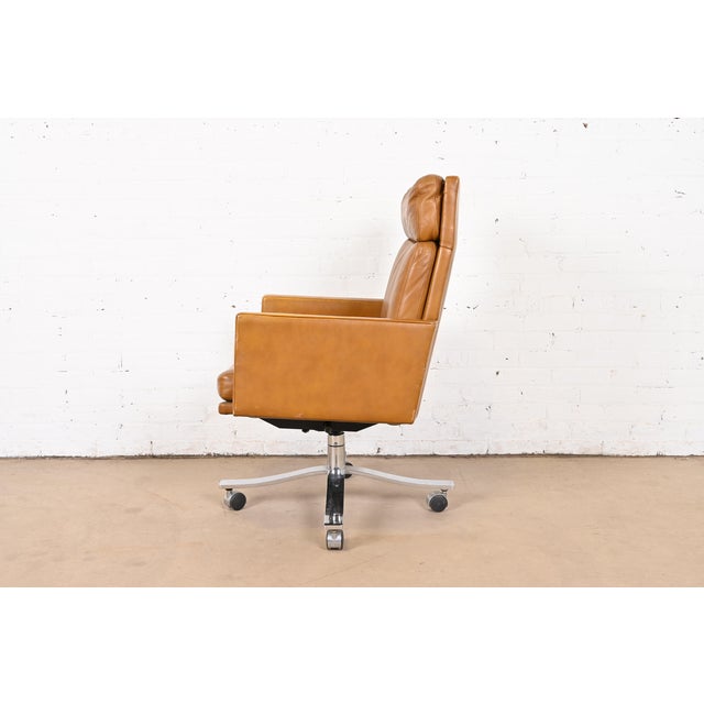 Metal Stow Davis Mid-Century Modern Leather Executive Swivel Desk Chair, Circa 1960s For Sale - Image 7 of 11