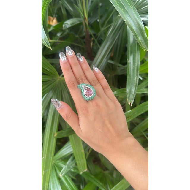 2020s Set in 18k White Gold, Emeralds, Ceylon Pink Sapphire & Diamonds Cocktail Ring, Us 6.5 For Sale - Image 5 of 11