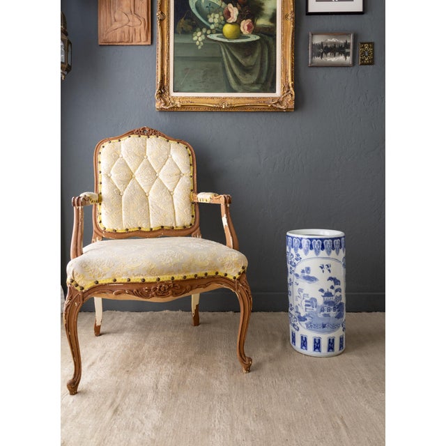 This blue and white chinoiserie umbrella stand features the Blue Willow motif, featuring the fence, bridge, doves, stream,...