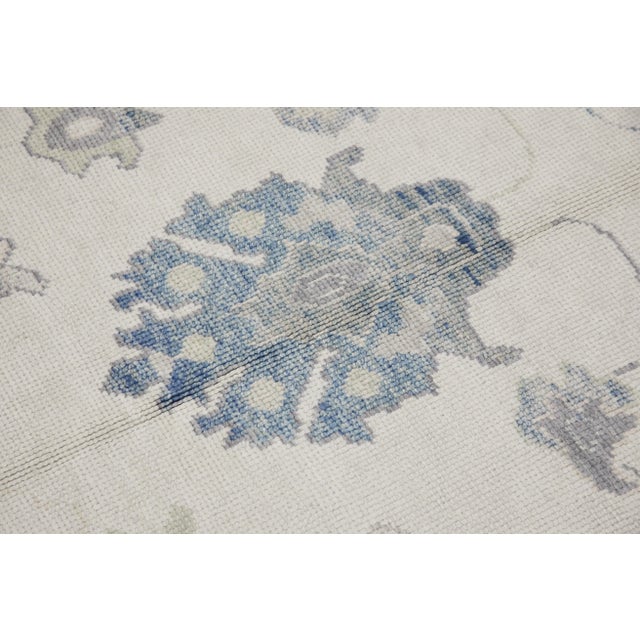 This modern Turkish Oushak rug is a stunning piece of art that has been handwoven using traditional techniques by skilled...