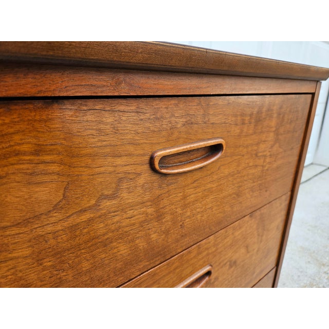 A classic Lane six drawer dresser with walnut veneers and wooden drawer pulls. The top is laminate. One drawer has a...