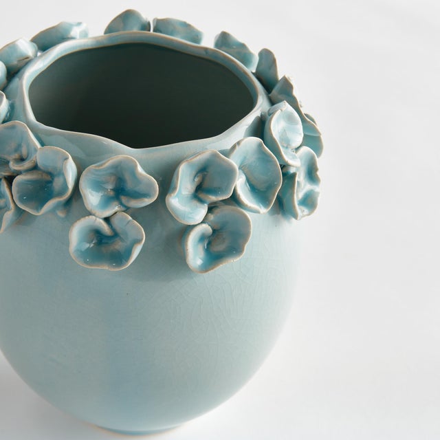 Kenneth Ludwig Chicago Petite Fleur Vase Short For Sale - Image 4 of 7