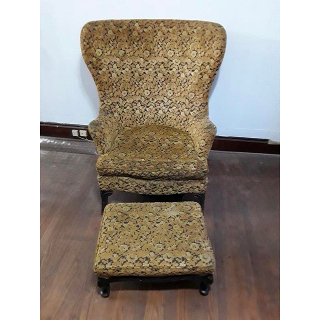 1940s Mid-Century Throne-Height Wingback Chair & Matching Claw-Foot Ottoman in Gold Brocade Velvet For Sale - Image 5 of 6
