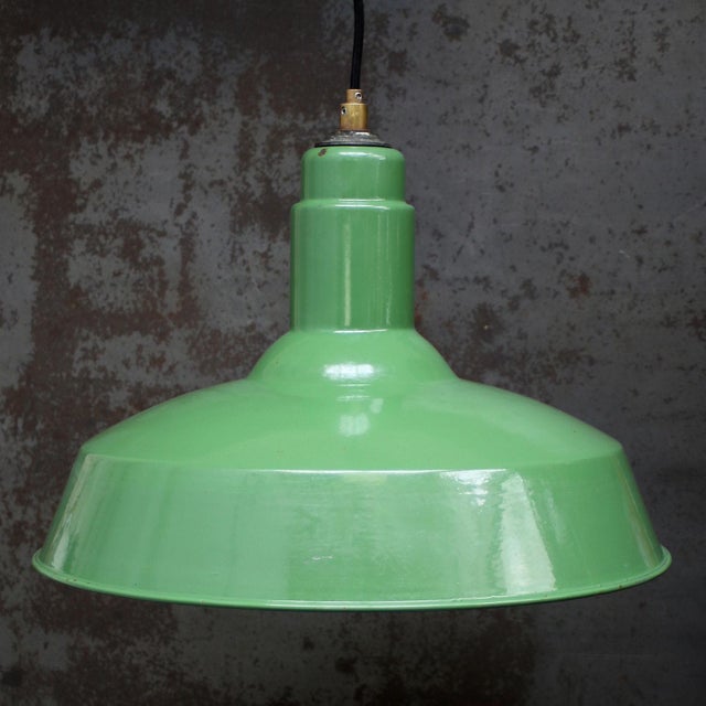 American vintage industrial hanging pendant. Green enamel with white interior. Metal top. E27/E26 Up to 250V (Europe/UK...