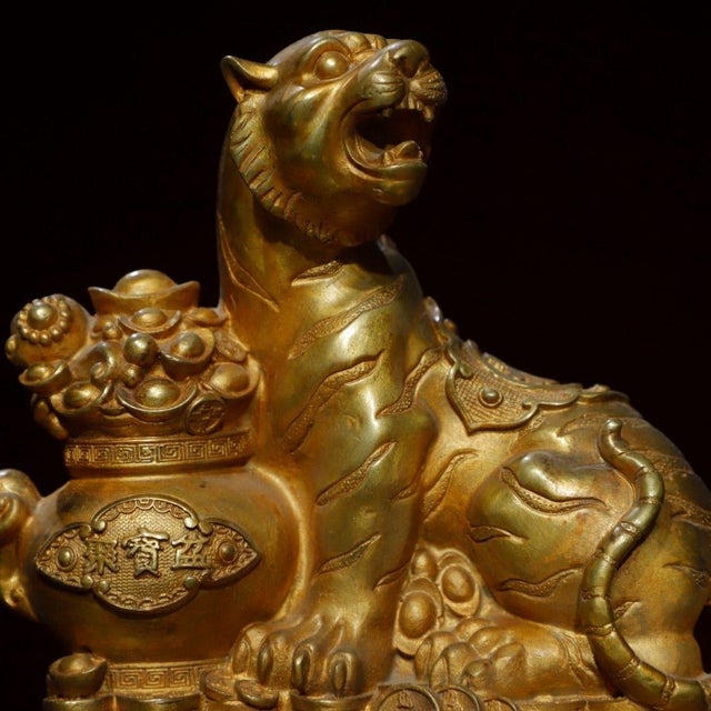 Traditional Late 19th Century Gilt Bronze Tiger With Treasure Vase, 2.9kg For Sale - Image 3 of 9