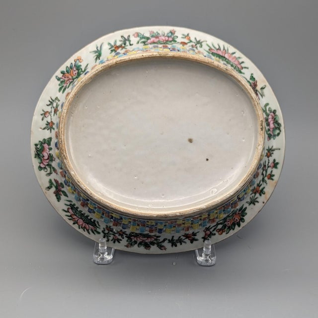 Chinese Export Famille Rose Mandarin Reticulated Basket & Undertray For Sale - Image 4 of 5
