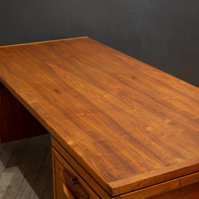 Mid-Century Walnut Executive Desk by Jens Risom for Jen Risom Designs c.1950 For Sale - Image 9 of 13