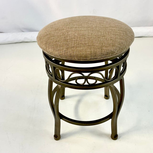 1990s Vintage Boho Chic Traditional Swivel Counter Stool With Linen Tweed Cushion For Sale - Image 4 of 17