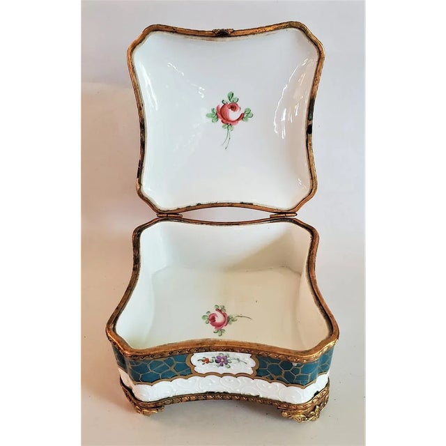 French 19c Samson Paris Porcelain Trinket Box For Sale - Image 3 of 13