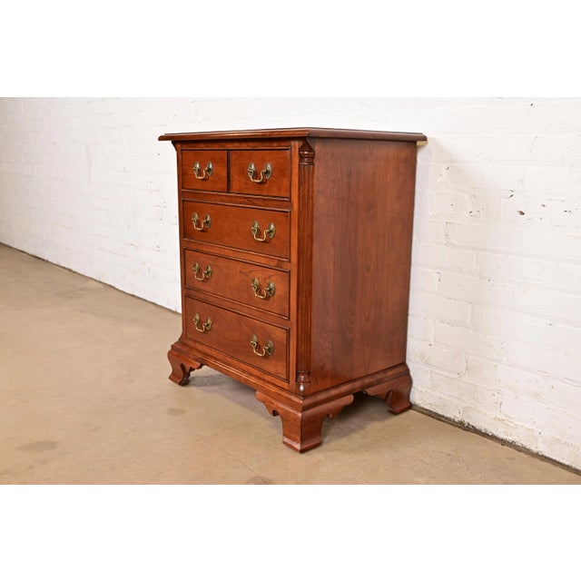 English Stickley Georgian Solid Cherry Wood Nightstand or Bachelor Chest For Sale - Image 3 of 17