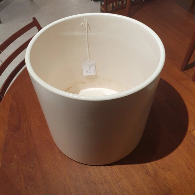 Mid-Century Modern Matte White Architectural Pottery Planter by Lagardo Tackett For Sale - Image 3 of 7