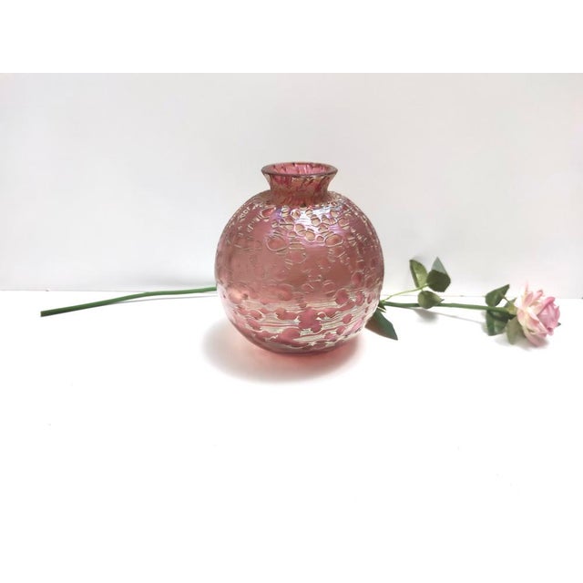 Made in pink etched blown glass with iridescent and material effects. It is a vintage item, therefore it might show slight...