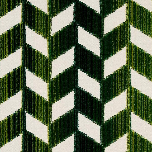 This chevron design is enhanced by a beautiful vertical stri√©. With wonderful depth and striking geometry, this small-...