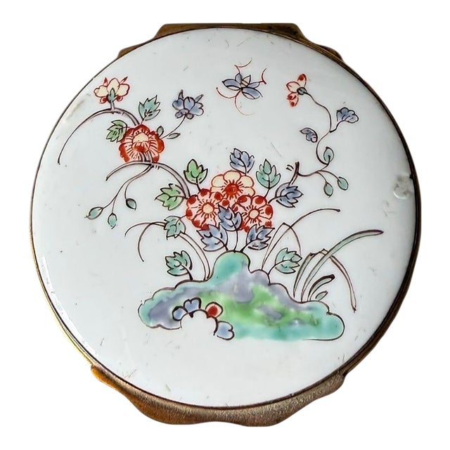 Chantilly Kakiemon Circular Soft Paste Snuff Box, Circa 1745 For Sale
