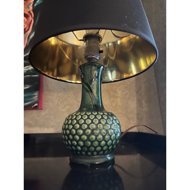 Mid 20th Century Vintage Mid-Century Modern Green Hobnail Ceramic Table Lamp With Black & Gold Shade For Sale - Image 5 of 6