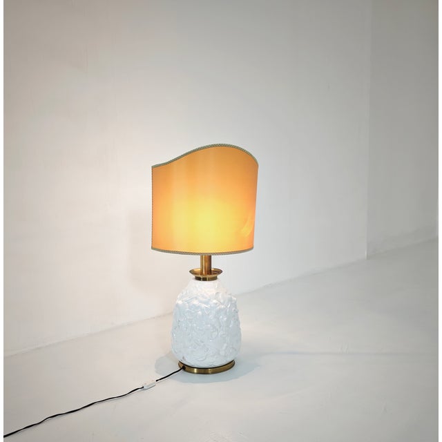 White Ceramic Table Lamp with Embossed Shell Motifs, 1960s For Sale - Image 6 of 18