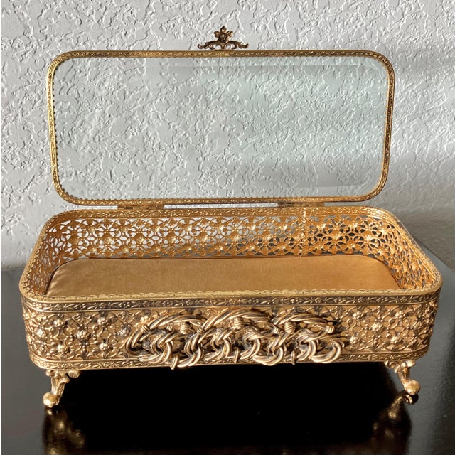 Excellent Pre-Owned Condition. Romance and beauty, staples of French culture, come together in the playful, yet elegant...