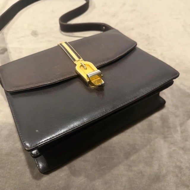 An Elegant 1970s Chocolate Brown Leather Italian Shoulder Bag For Sale - Image 4 of 14