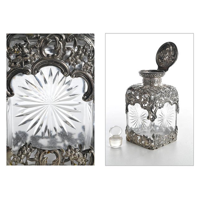 Perfume bottle. Glass bottle and silver metal of the 19th Century. This bottle is intended to accommodate fragrance, it is...