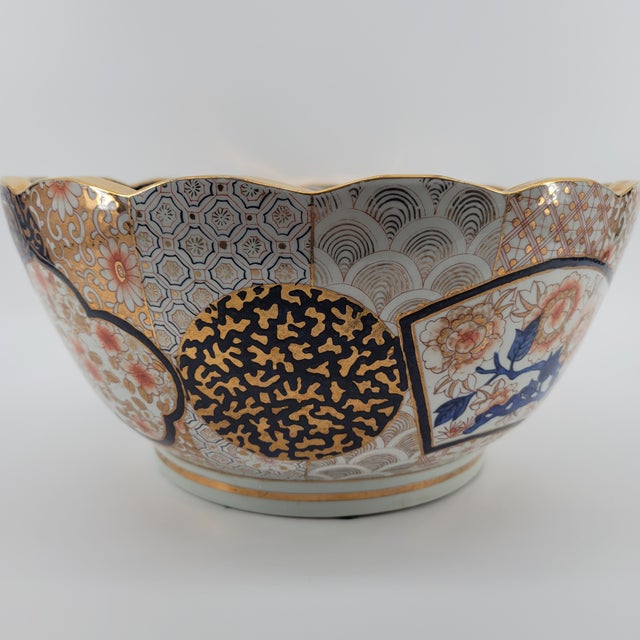 Rare Antique Japanese Imari Porcelain Bowl Meiji Period 1868-1912 Scalloped Edge With Carved Rosewood Stand - Hand Painted Gold Gilt For Sale - Image 4 of 18