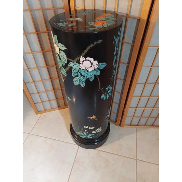 Wood Vintage Round Chinoiserie Laquered Pedestal Decorated With Birds and Flowers For Sale - Image 7 of 10