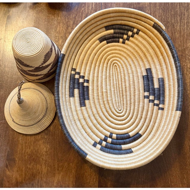Set of 2, Rwandan Tutsi Woven Basket With Large Tray For Sale - Image 12 of 12