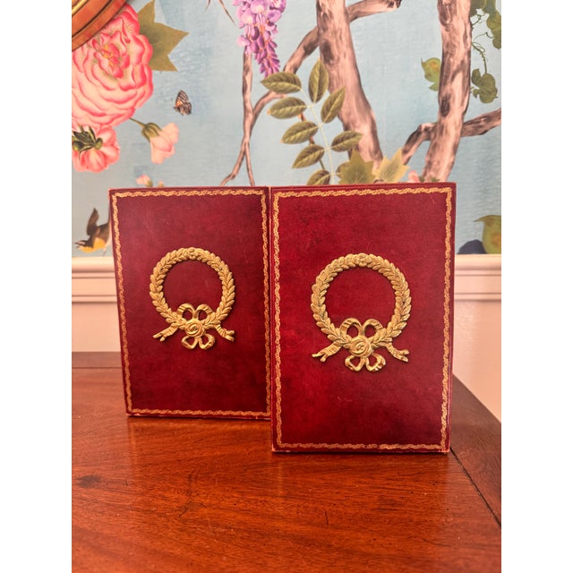 Traditional 20th Century Red Leather Brass Laurel Wreath Bookemds a Pair For Sale - Image 3 of 12