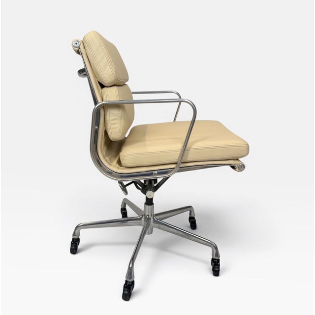 Herman Miller Herman Miller Eames Aluminum Group Soft Pad Management Chair Herman Miller Eames Soft Pad Executive Chair-Parchment Cream / Off-White Leather For Sale - Image 4 of 10