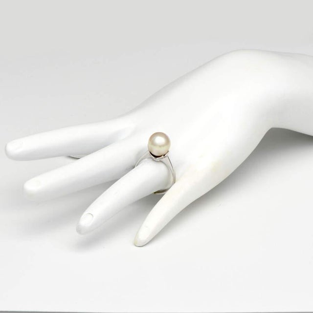This luminous pearl ring exudes a classic charm that is simply timeless. Add a touch of elegance to your formal and casual...