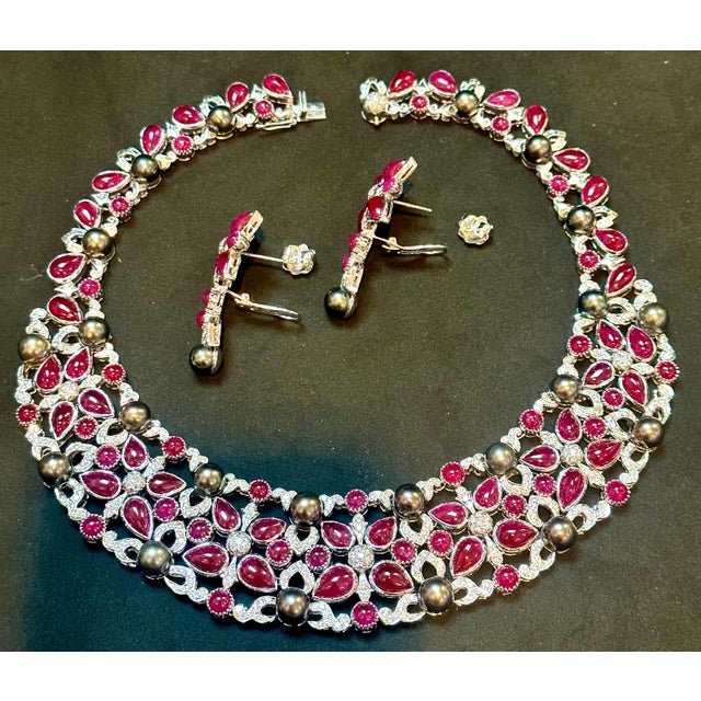 2020s Gia Certified 140 Ct Burma Ruby, Tahitian Pearl & Diamond Necklace Suite 18kwg For Sale - Image 5 of 8