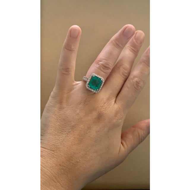 8 Carat Emerald Cut Colombian Emerald and Diamond 18 Karat Gold Ring Estate For Sale - Image 12 of 18
