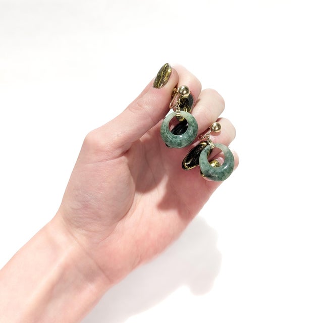 Late 20th Century Pair of Vintage 14k Yellow Gold and Spinach Jade Hoop Screw Back Earrings For Sale - Image 5 of 12