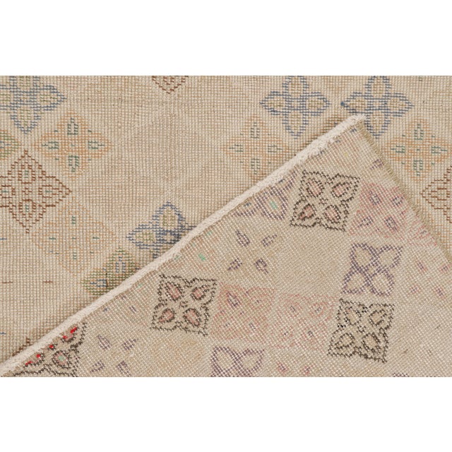 Textile Vintage Zeki Müren Rug in Beige With Geometric Patterns by Rug & Kilim For Sale - Image 7 of 7
