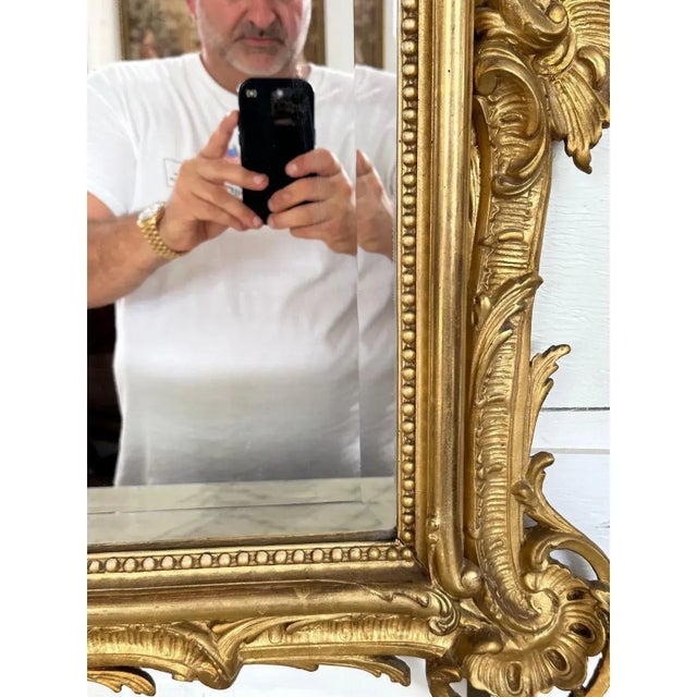 19th Century French Louis XV Carved and Giltwood Mirror With Crest For Sale - Image 17 of 18