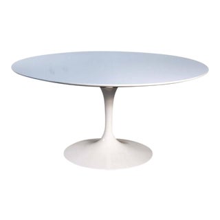 Eero Saarinen for Knoll White Lacquer Tulip Table For Sale