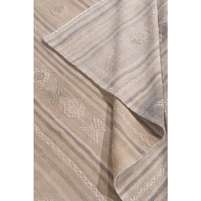 Vintage Circa 1940 Tan Turkish Kilim Flatweave Rug 5ft 5in X 10ft 8in For Sale - Image 4 of 11