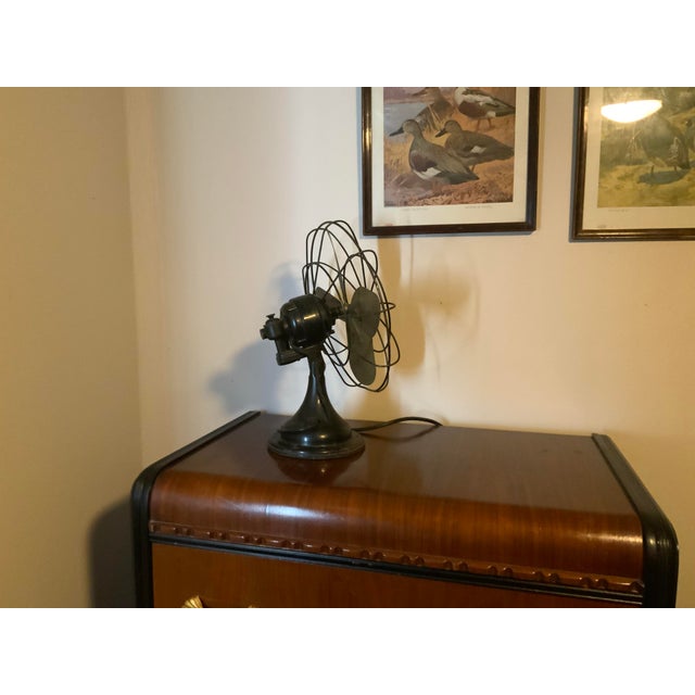 Westinghouse Rare 1930s Art Deco Westinghouse “Debon-Aire” Oscillating Desk Electric Fan - Fully Functional For Sale - Image 4 of 8