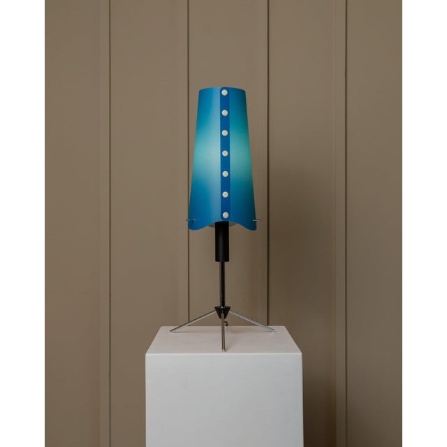 Discover this rare vintage table lamp from the 1980s from Italy. It has an adjustable metal frame in black and chrome and...