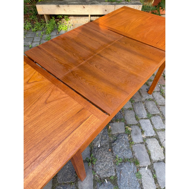 A masterful example of Danish engineering and craftsmanship: This rectangular teak dining table from Faarup Møbelfabrik...