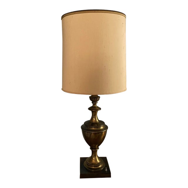 Mid-Century Modern Stiffel Brass Hollywood Regency Urn/Trophy Table Lamp For Sale