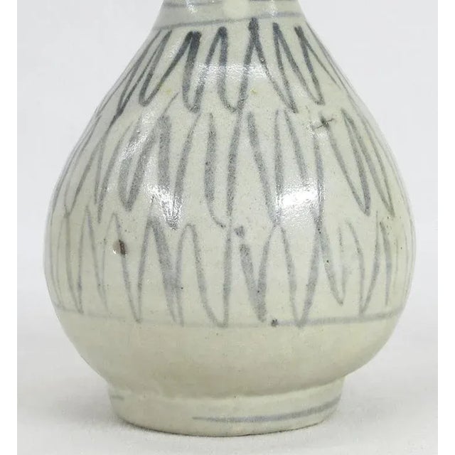 17th Century 17th Century Japanese Shoki-Imari Bottle With Kintsugi For Sale - Image 5 of 11
