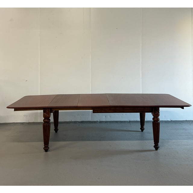 Antique Extendable Dining Table, in Very Good conditions. Designed 1890 to 1919