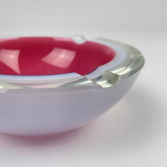 Murano glass sommerso ashtray Circa 70 Weight: 790 g Dimensions Diameter: 13.5 cm Height: 5 cm This piece is attributed to...