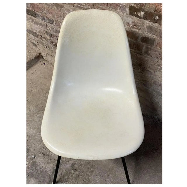1970s Set of 4 Vintage White Fiberglass Eames Chairs by Herman Miller For Sale - Image 5 of 7