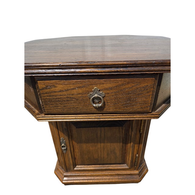 1980s Ethan Allan Charter Oak Jacobean End Side Table Octagon Rent Table Style For Sale - Image 12 of 16