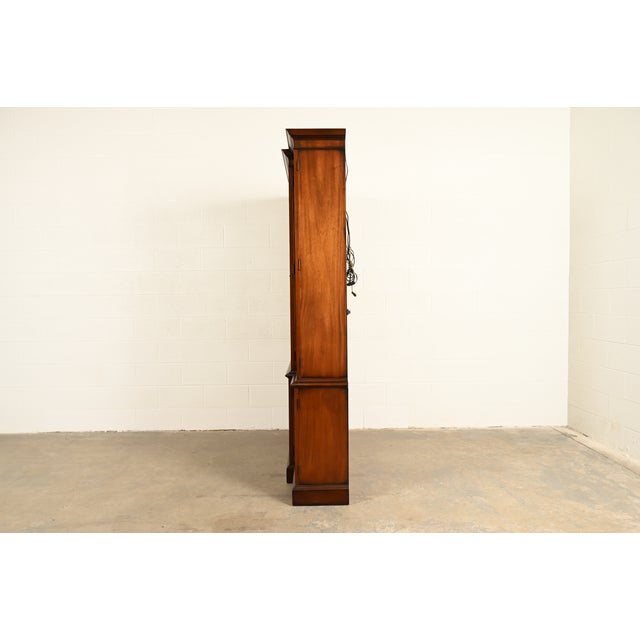 Kittinger Georgian Carved Mahogany Lighted Breakfront Bookcase Cabinet, Circa 1960s For Sale - Image 9 of 11