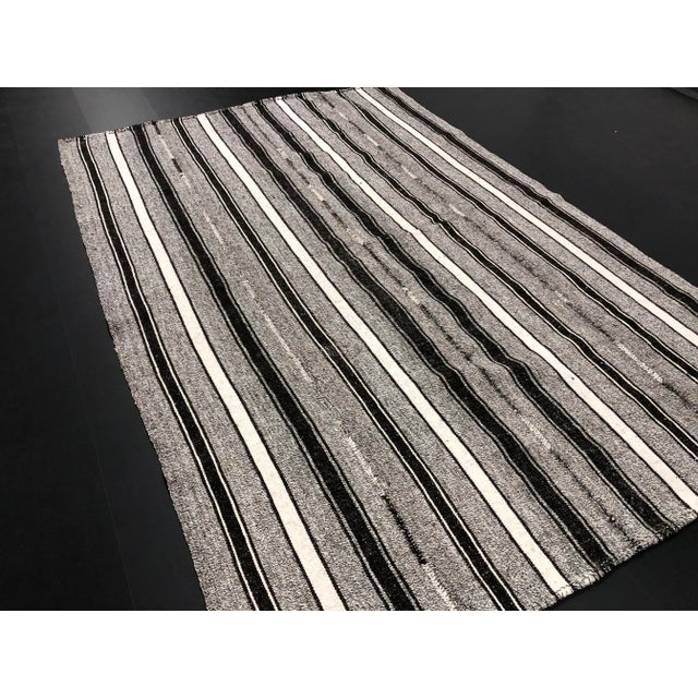 1960s Vintage Aztec Handmade Turkish Anatolian Gray Natural Boho Kilim Rug- 5′6″ × 8′4″ For Sale In Phoenix - Image 6 of 11