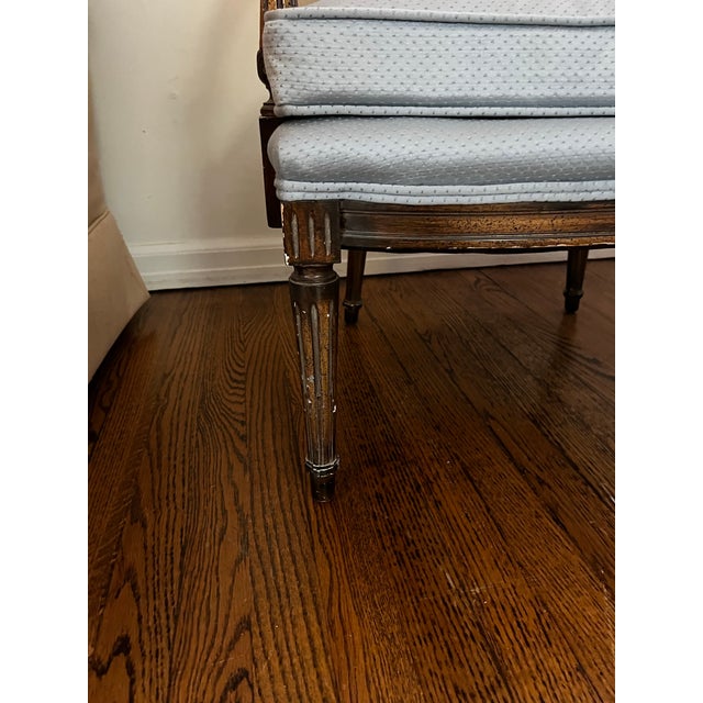 Medallion Back: Features an oval-shaped, deep button-tufted backrest.Frame Style: The exposed dark walnut or mahogany wood...