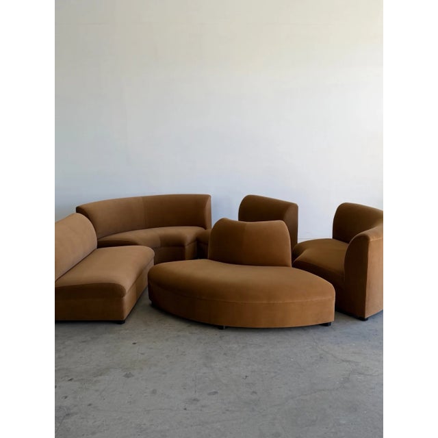 W170 D145 D54 D39 H31 SH18 SD26 This dramatic sectional features a curved silhouette with warm camel velvet upholstery....